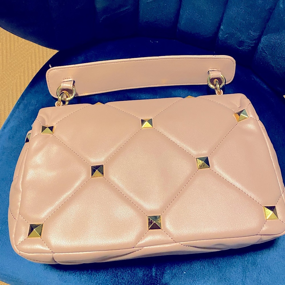 Elegant Quilted Pink Shoulder Bag with Gold Hardware - Picture 2 of 8